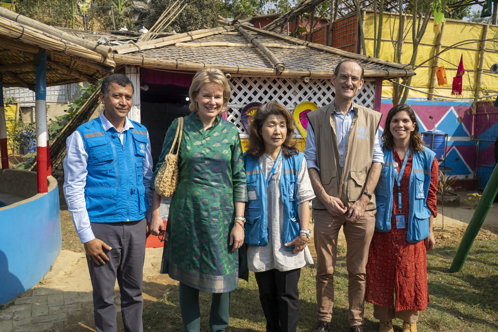 La Reine Mathilde visite le centre des femmes pour les réfugiés Rohingya avec des employés du HCR lors de sa visite au camp de réfugiés Rohingya à Ukhiya, Cox's Bazar au Bangladesh le 7 février 2023. HCR Saikat Mojumder