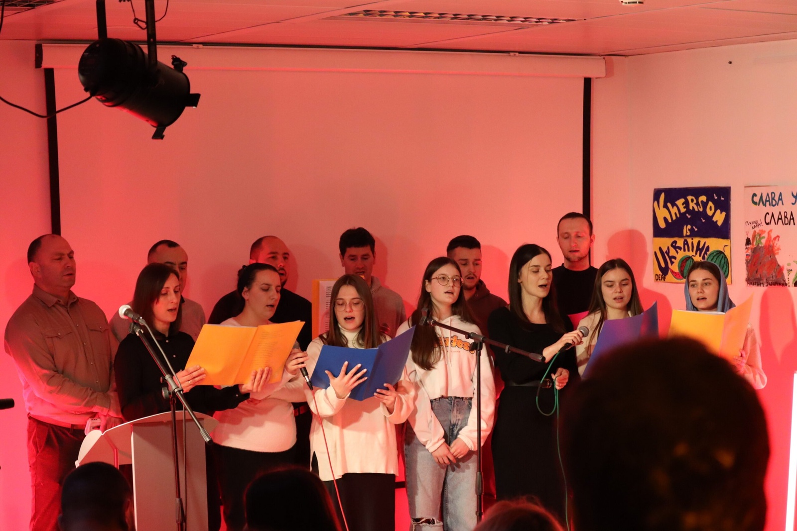 Une chorale d'enfants ukrainiens a fourni un esprit musical pendant l'événement. © UNHCR/Benjamin Mason