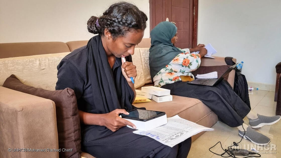 Razan en andere vrijwilligers verzamelen data rond de distributie van hulpgoederen. © HCR/Mohamed Rached Cherif