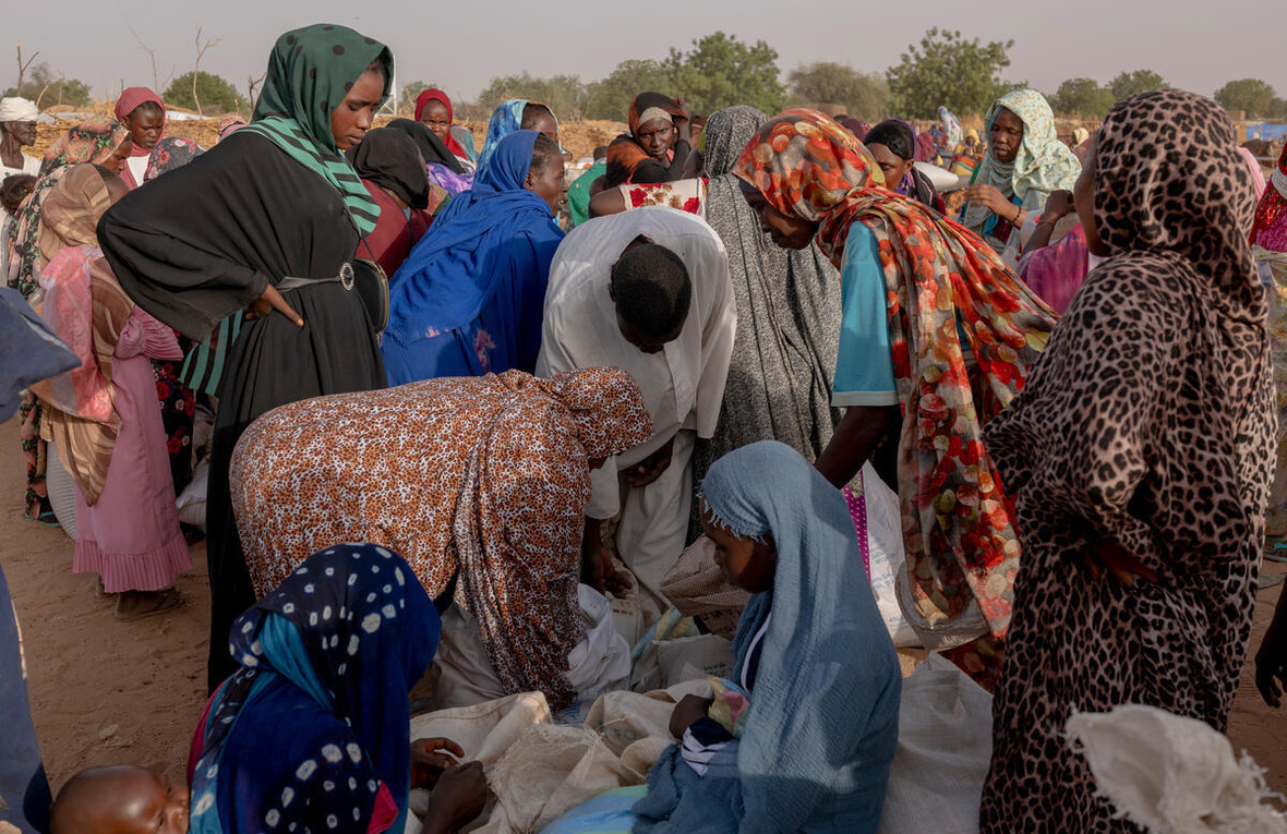 Soedanese vluchtelingen verzamelen zich tijdens de voedseldistributie in Adré, nabij de grens tussen Tsjaad en Soedan, april 2025.