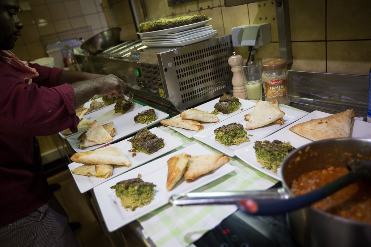 Kurdish refugee cook Seyed prepared appetizing lunch for Recyclart customers_LR-8500©Bea Uhart@UNHCR
