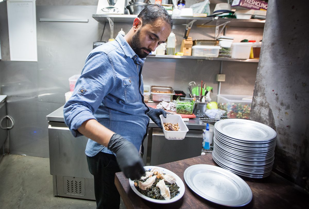 Refugee Chef Abdelbasset prepares -hr OFICINA-8272 ©Bea Uhart@UNHCR