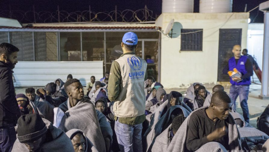 Affrontements en Libye : le HCR relocalise en lieu sûr des réfugiés depuis des centres de détention