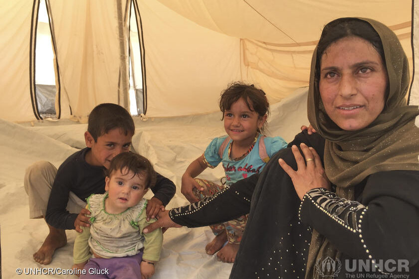 Intisar et sa famille ont dû fuir leur leur ville lorsque leur maison fut détruite par les bombes. Aujourd'hui, ils sont installés dans un camp de réfugiés du HCR. © UNHCR/Caroline Gluck