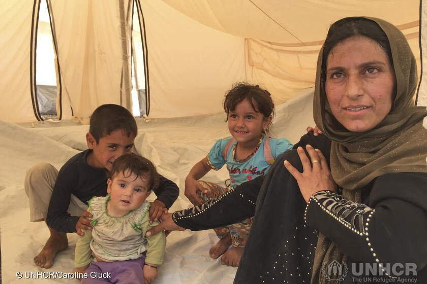 Intisar en zijn familie moesten vluchten toen hun huis door bommen werd verwoest. Vandaag leven ze in een vluchtelingenkamp. © UNHCR/Caroline Gluck
