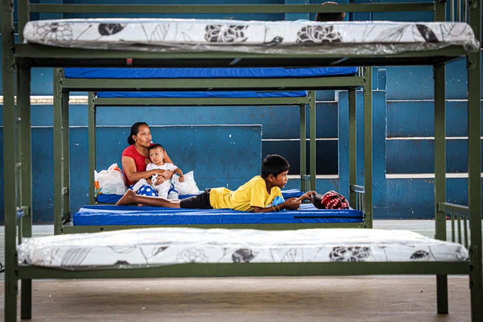 Een Warao-familie uit Venezuela in een opvangcentrum in Manaus, Brazilië, waar ze werden ondergebracht tijdens de COVID-19-pandemie.  © UNHCR/Felipe Irnaldo