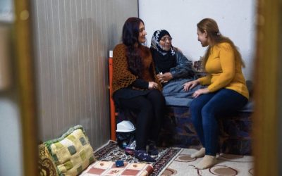 Des réfugiés proposent une aide psychologique aux résidents confinés des camps en Irak