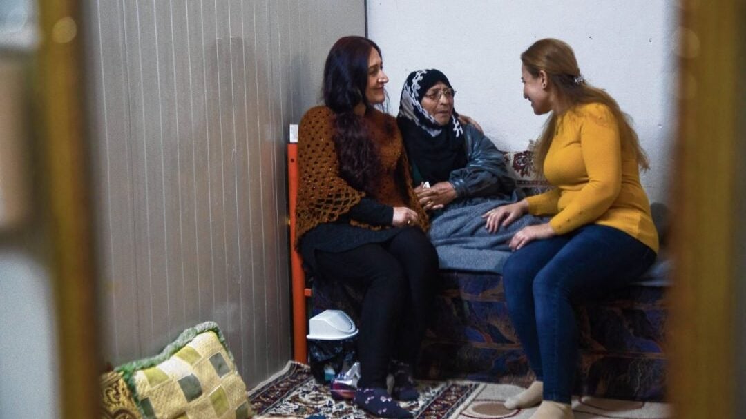 De Syrische vluchteling Falak Selo (rechts) praat met haar moeder en zus in het Akre-kamp, Noord-Irak, waar ze andere vluchtelingen mentale gezondheidszorg biedt (26 januari 2020). © UNHCR/Seivan MSalim