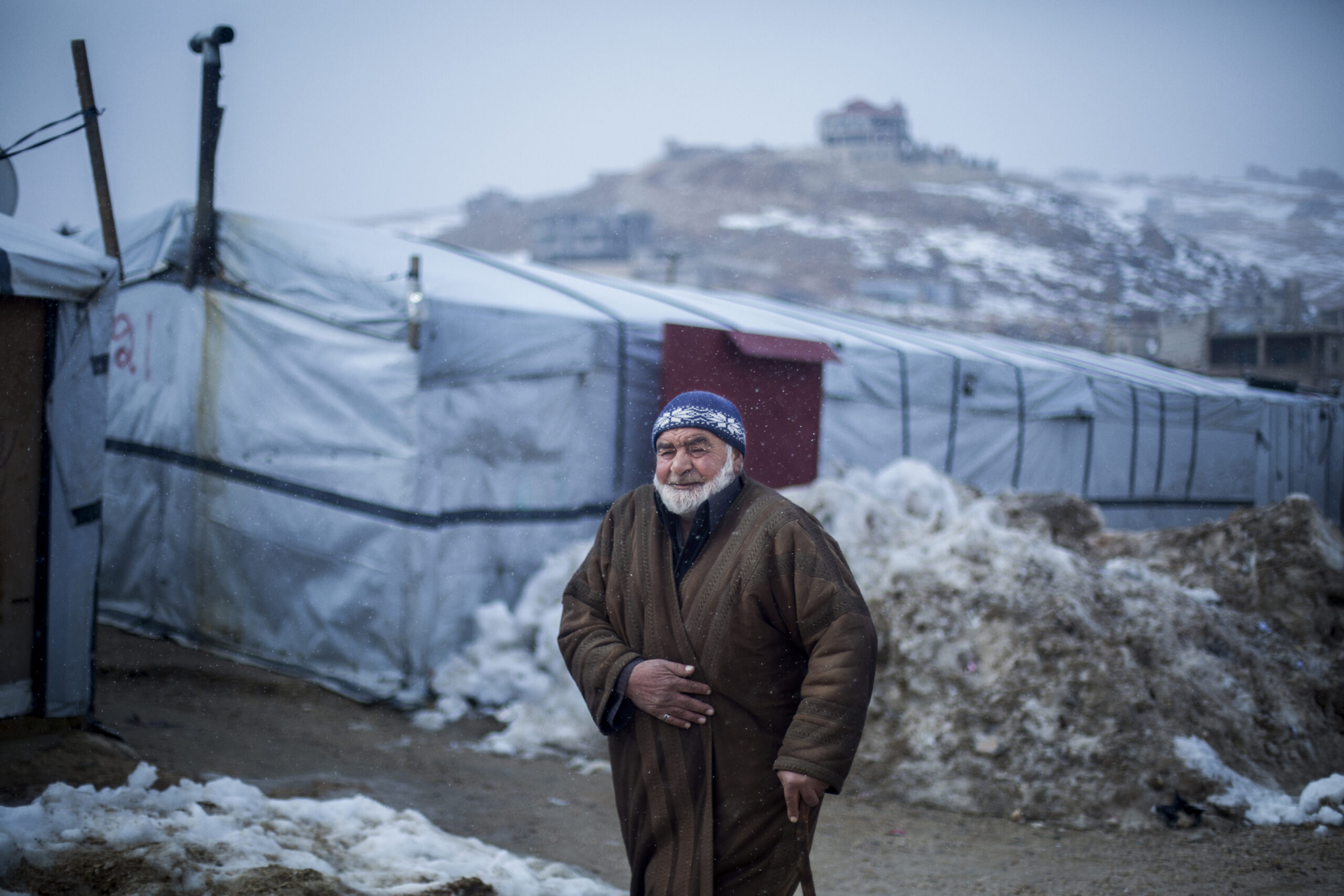 De jaren van vluchten tekenen het gezicht van deze oudere man. Alsook de ijzige kou tijdens de winter. Hij vluchtte uit Syrië en verblijft nu in Arsal, Libanon. Om zijn conditie op peil te houden, loopt hij regelmatig een rondje door het opvangkamp. ©UNHCR/ Diego Ibarra Sánchez