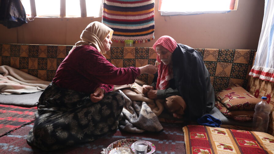 Shakiba en haar man Hassan in hun hut in Libanon.