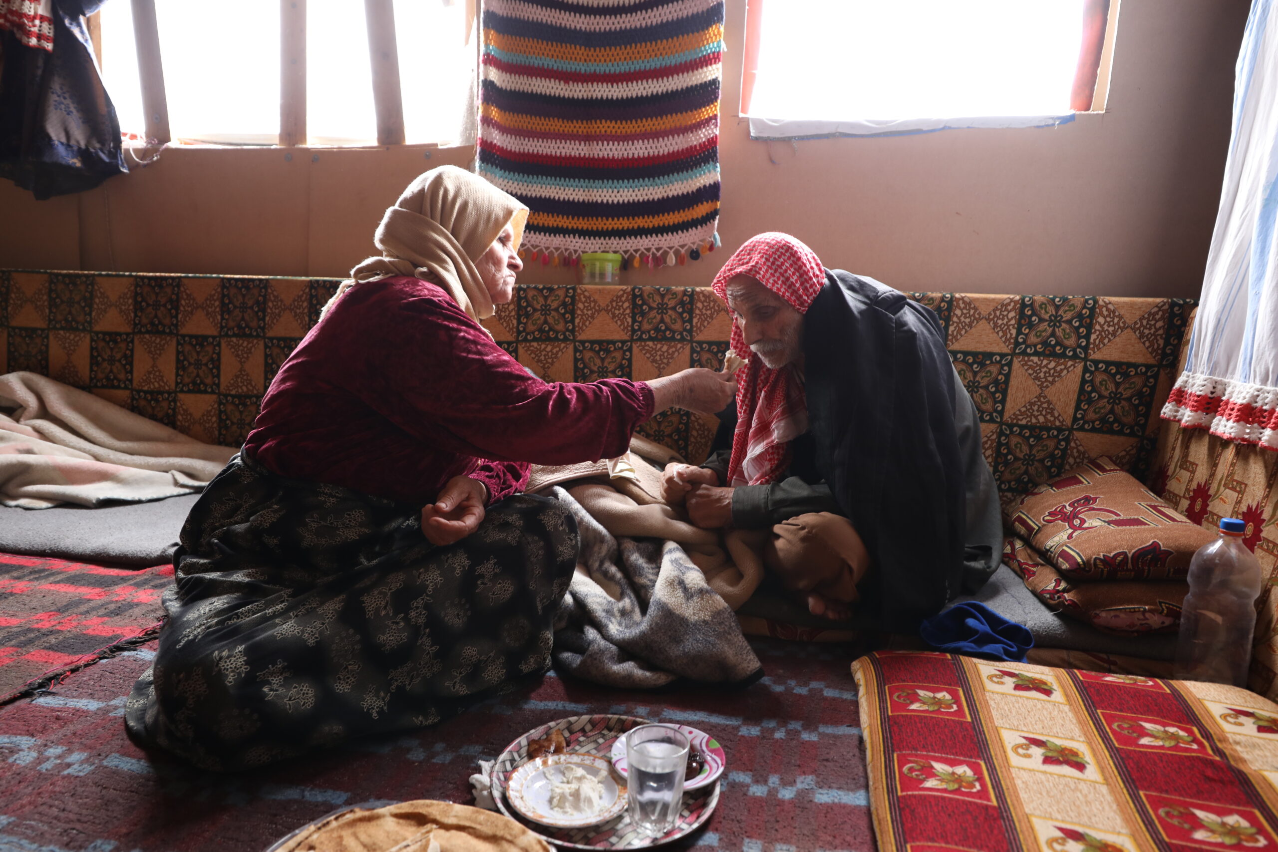 Shakiba en haar man Hassan in hun hut in Libanon.