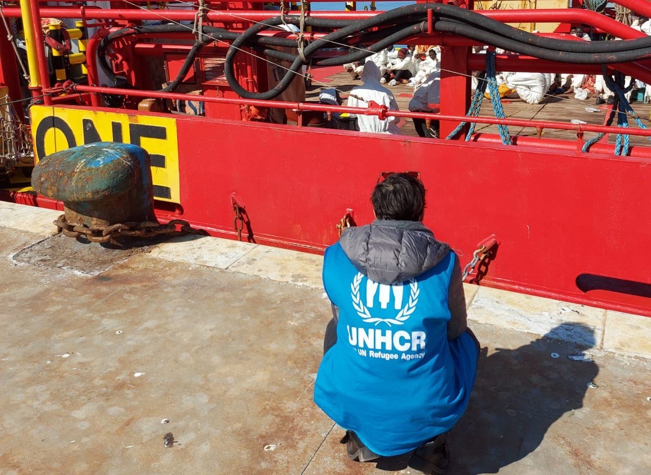 UNHCR-personeelslid in de Siciliaanse haven Porto Empedocle wacht op de ontscheping van het handelsschip Vos Triton. ©UNHCR