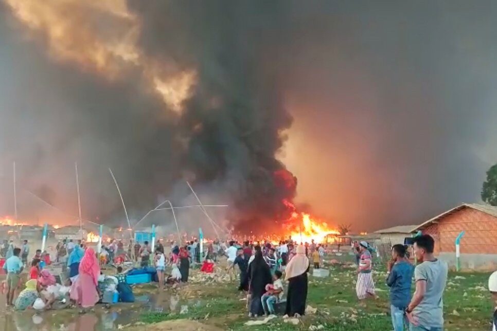 45.000 Rohingya-vluchtelingen verliezen onderdak en bezittingen door enorme brand