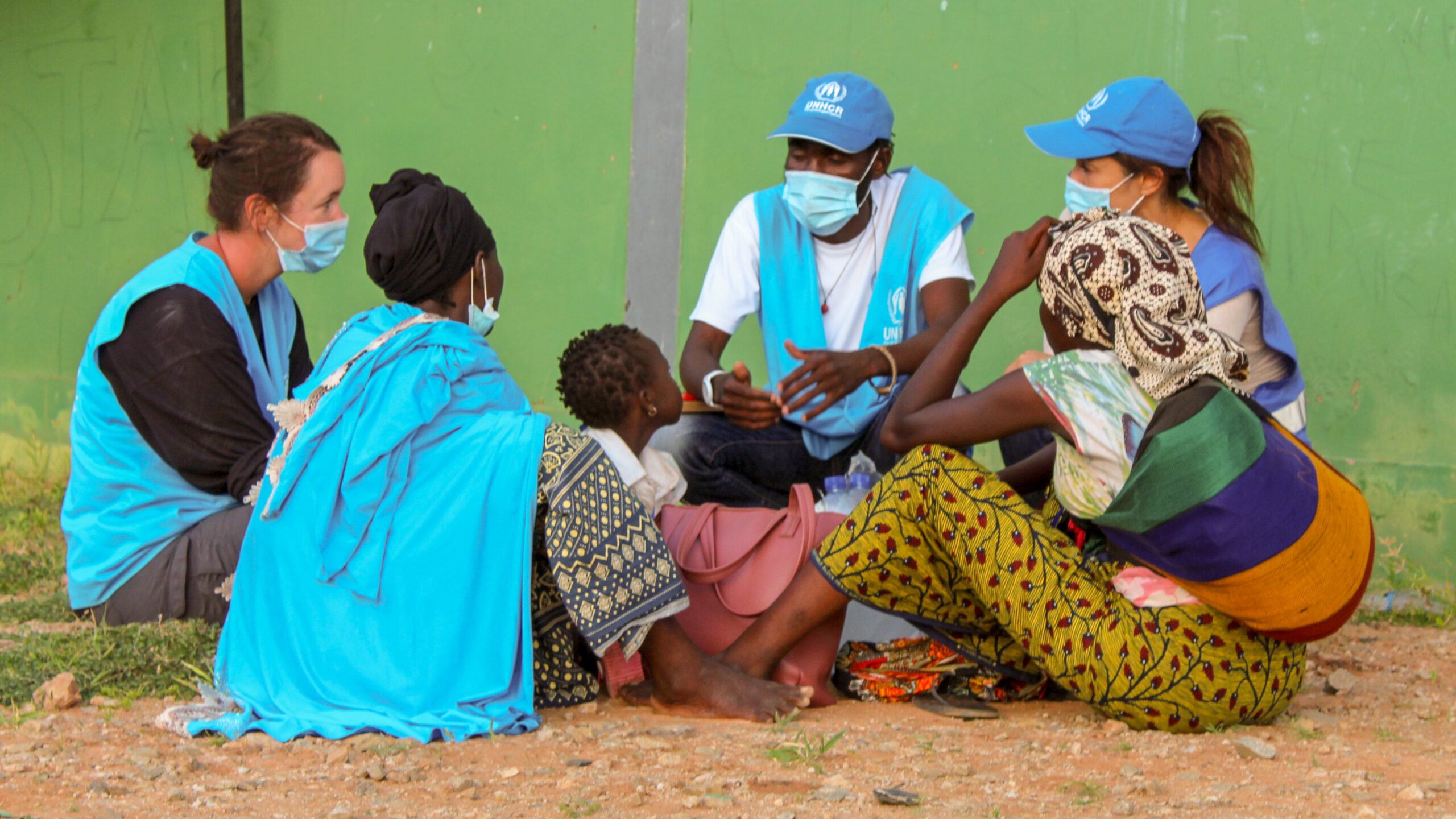 Des employés du HCR discutent avec des déplacés internes ayant fui les violences à Palma, au nord du Mozambique. © UNHCR/Martim Gray Pereira