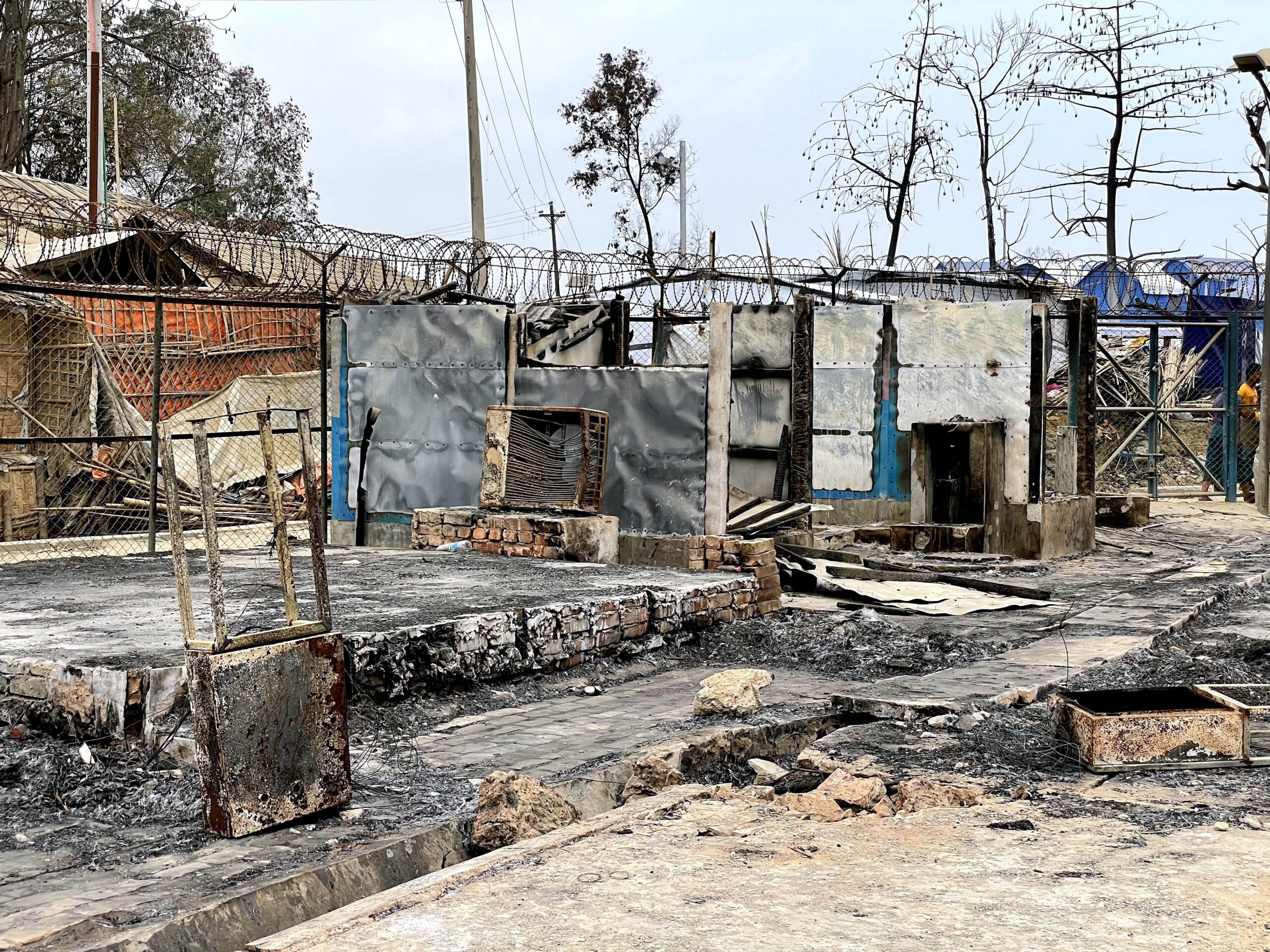 Essentiële voorzieningen zoals registratiecentra en gezondheidsklinieken raakten zwaar beschadigd bij de brand in maart 2021. © UNHCR/Iffath Yeasmine