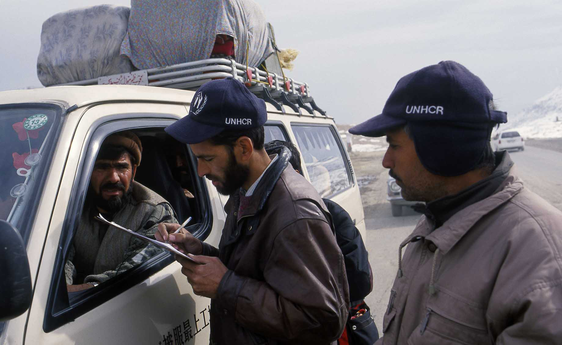 Afghanistan (2002) - Déplacés internes, locaux et rapatriés à un poste de contrôle militaire. © UNHCR/Piers Benatar