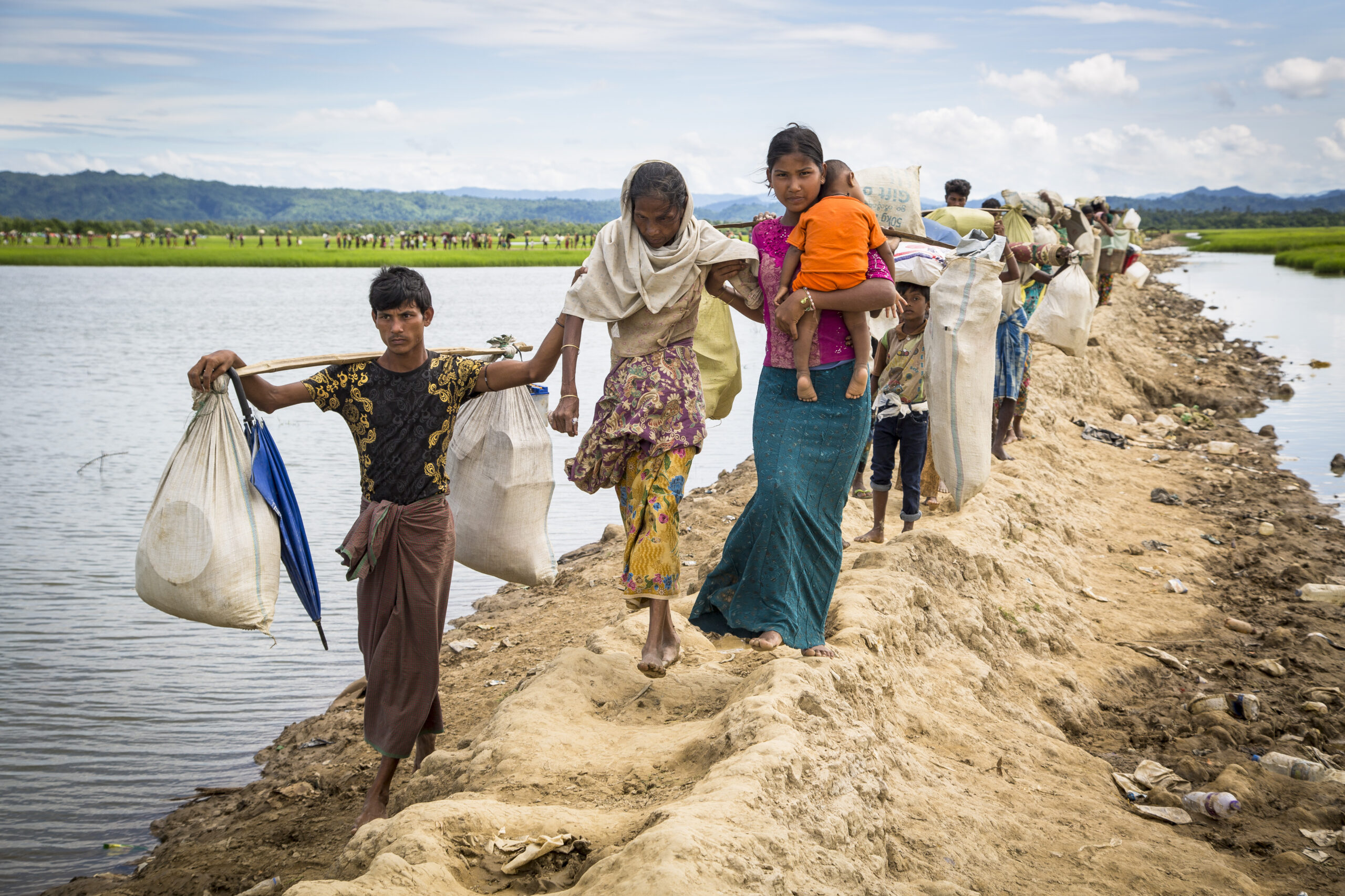 Des réfugiés rohingyas du Myanmar traversent la frontière du Bangladesh. © UNHCR/Roger Arnold