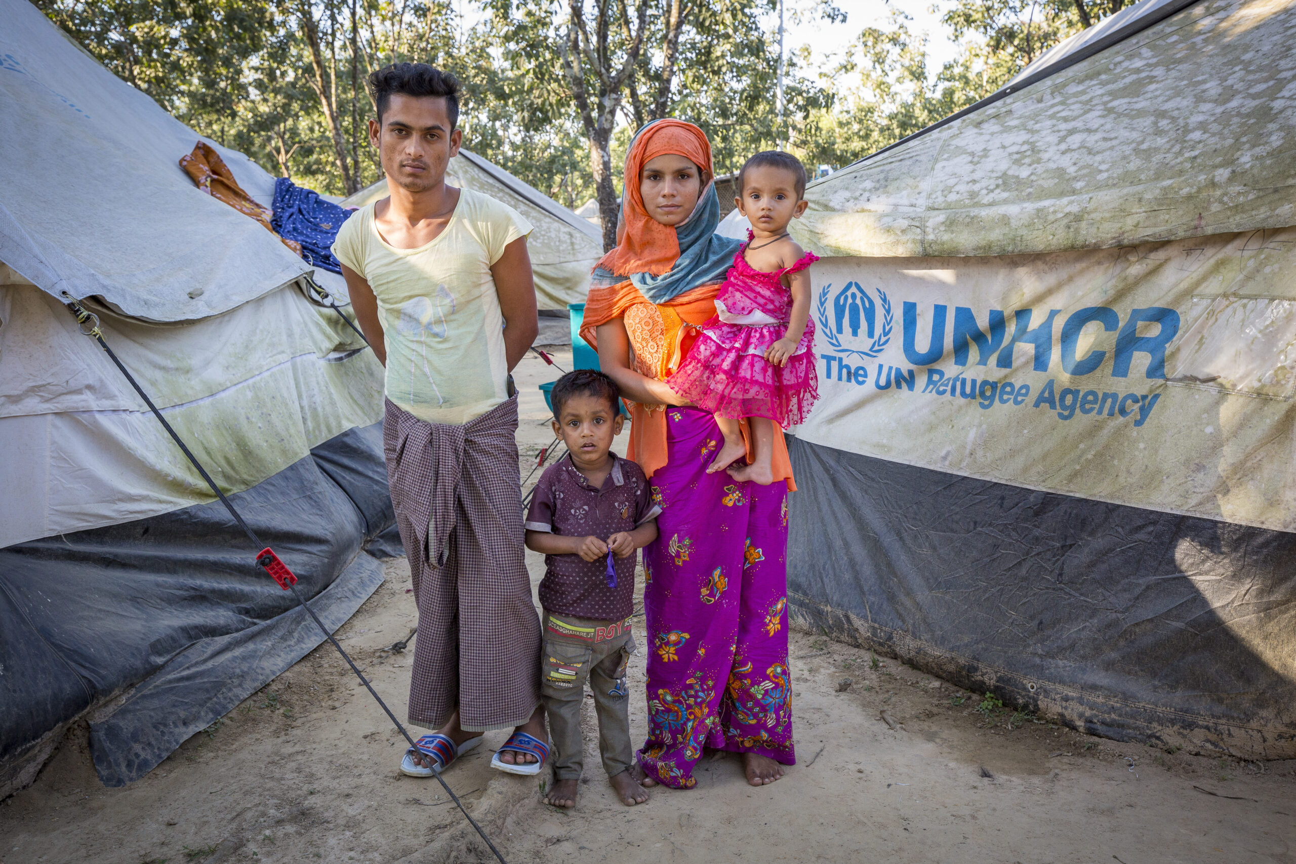 Les réfugiés rohingyas Mojibur Nur Alam et Nur Khatun avec leurs enfants Sohil et Saima au centre de transit du HCR dans le camp de Kutapalong, au Bangladesh. © UNHCR/Roger Arnold
