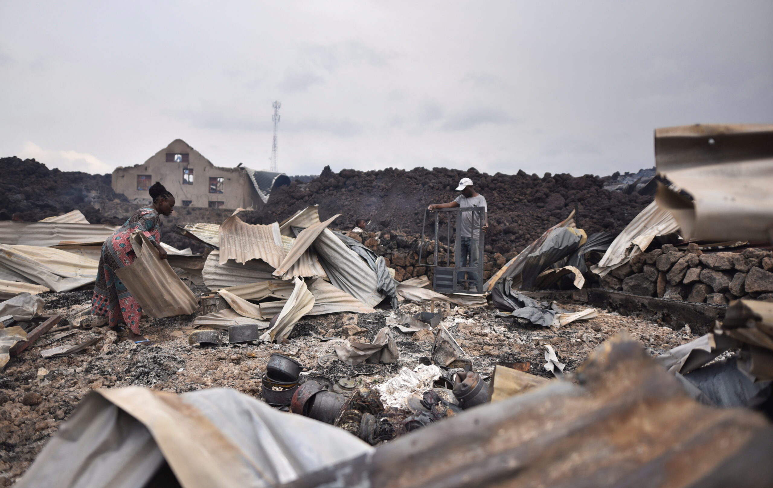 Bewoners verzamelen de overblijfselen van hun huizen die verwoest zijn door de uitbarsting van de Nyiragongo-vulkaan bij Goma, Democratische Republiek Congo. © Reuters/Olivia Aclan