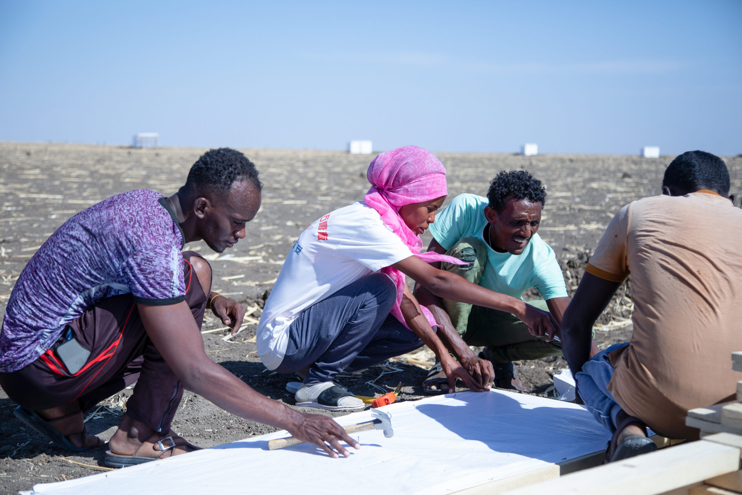Mihret, 25 ans, une réfugiée et ingénieure éthiopienne, supervise des travaux de construction sur le site de Tunaydbah, au Soudan. © HCR/Ahmed Kwarte