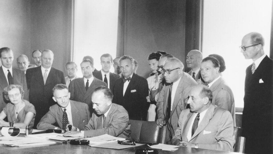 Ondertekening van het Vluchtelingenverdrag van 1951 in Genève. © Arni/VN-archief