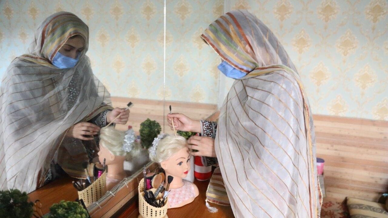 Nida exerce ses compétences d’esthéticienne nouvellement acquises à Quetta. © UNHCR/Humera Karim