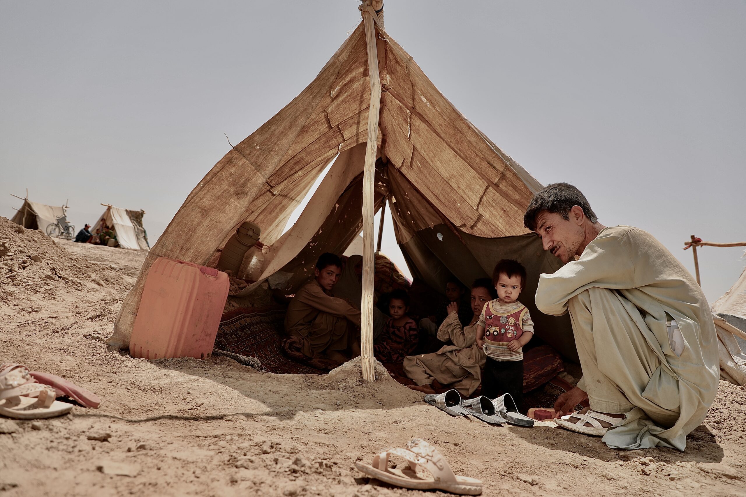Mohammad Faiz en zijn kinderen, op de vlucht voor het conflict in Afghanistan. © UNHCR/Edris Lutfi