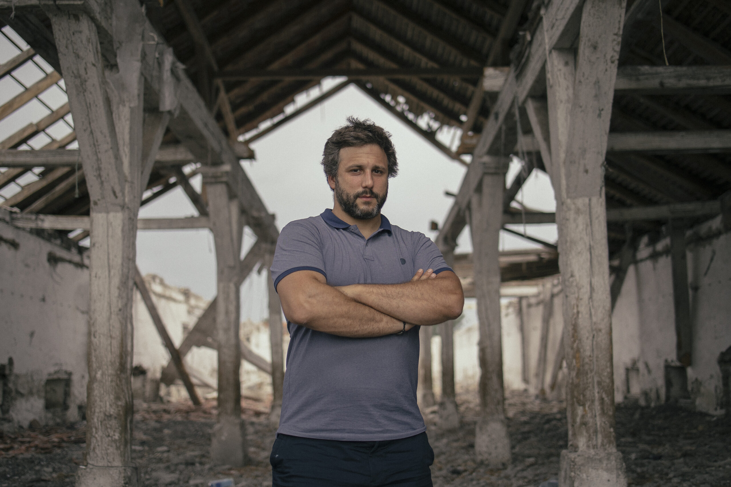 Mensenrechtenadvocaat Nicola Kovačević in een verlaten gebouw aan de Servische grens. © HCR/Vladimir Zivojinovic