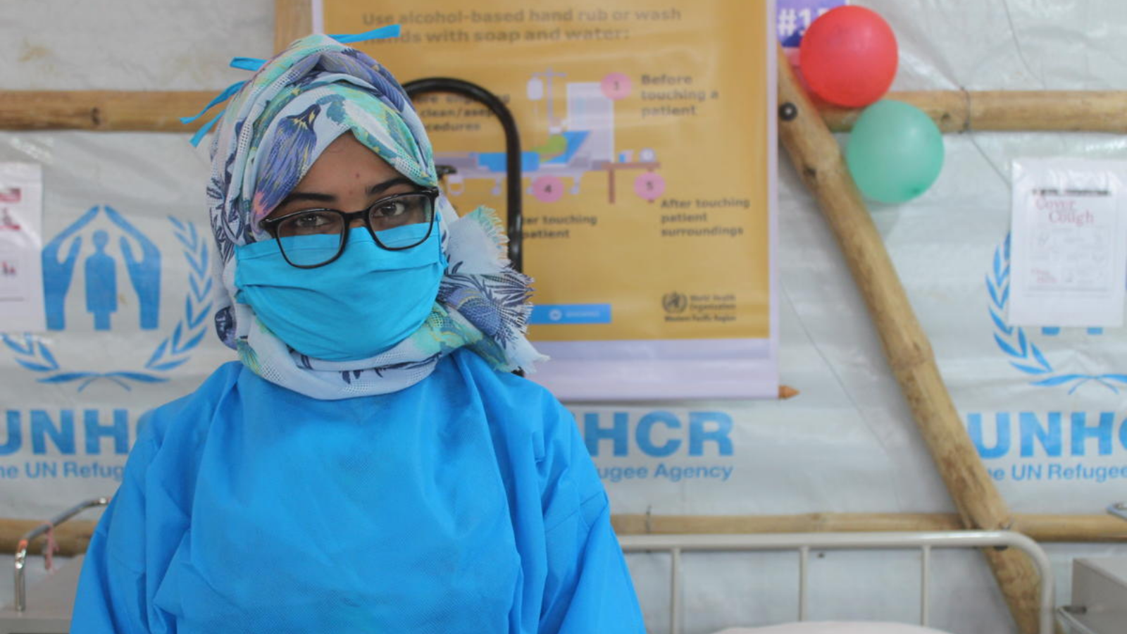 Gezondheidswerkers staan klaar om in het nieuwe isolatie- en behandelcentrum voor ernstige acute luchtweginfecties (ARI) van het UNHCR te gaan werken (mei 2020). UNHCR/Louise Donovan