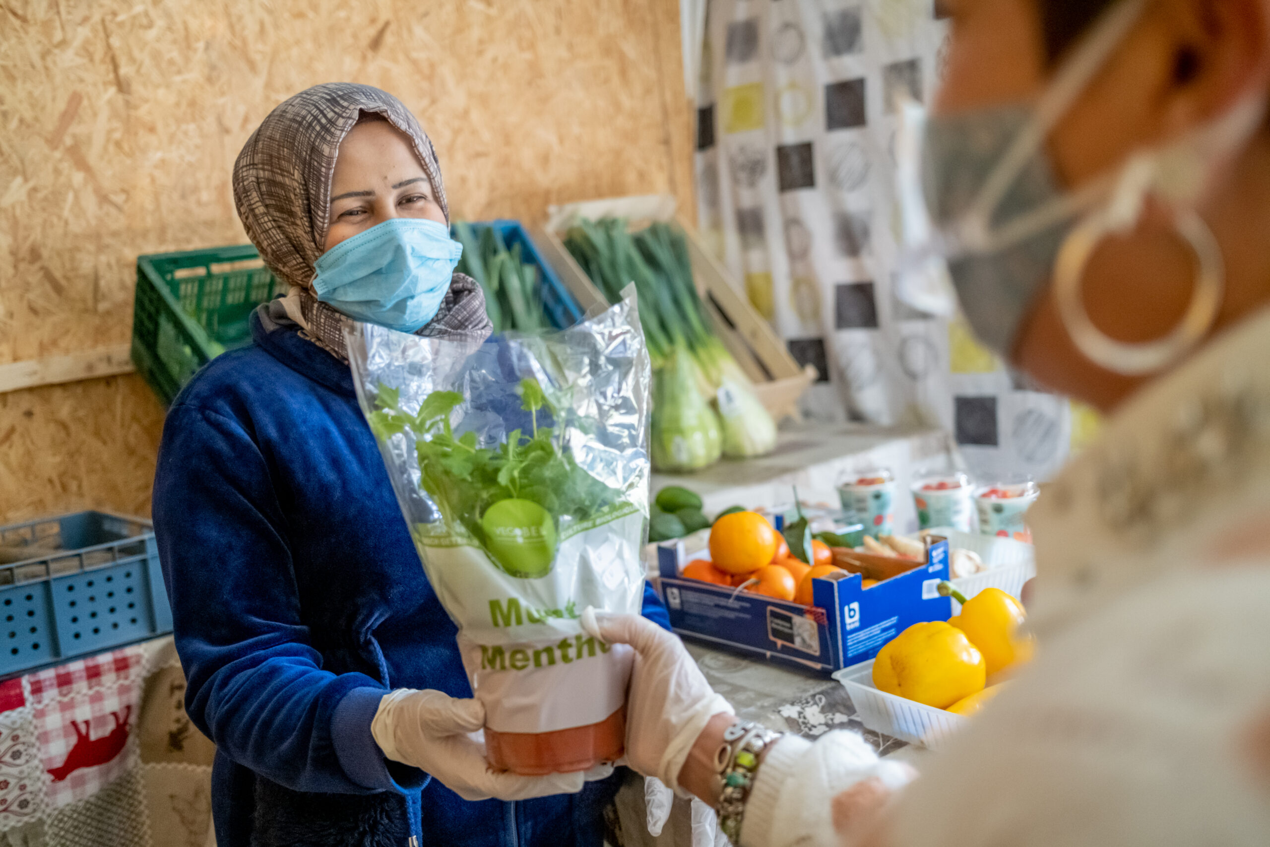 Dankzij de ondersteuning van haar mede-vrijwilliger Annie ontpopt Khadija zich in sneltempo tot volwaardige werkkracht bij de voedselbank. © Caritas/Isabel Corthier