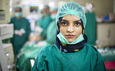 Une femme médecin et réfugiée afghane incite les femmes et les jeunes filles à rêver