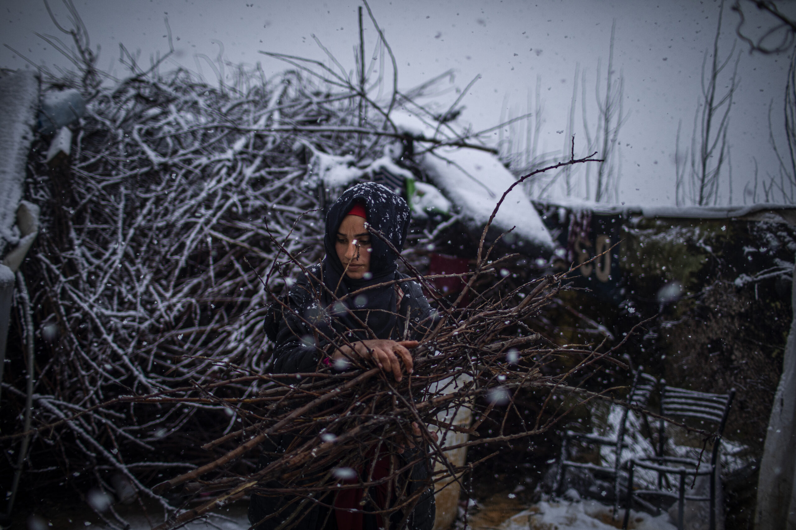 Shoorook el Ali el Mohammad, une réfugiée syrienne de 20 ans originaire de Deir ez-Zor, ramasse du bois pour sa famille dans l'espoir de pouvoir chauffer leur abri. ©UNHCR/Diego Ibarra Sánchez
