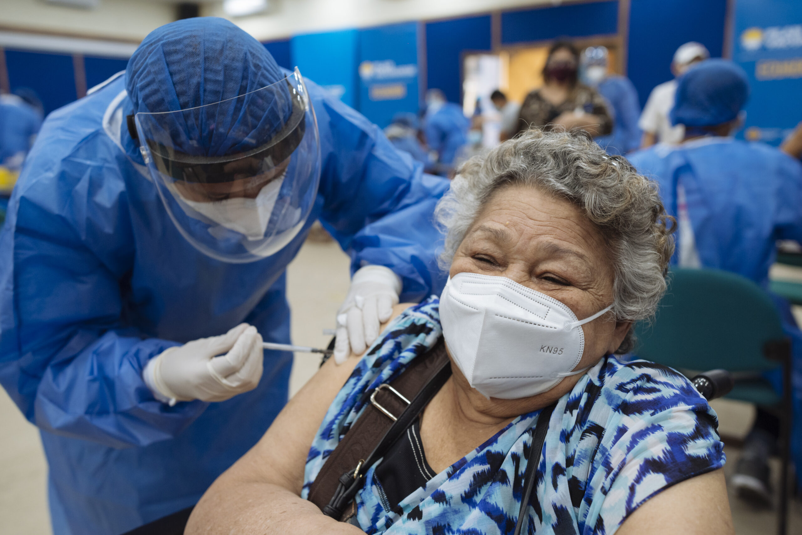 Angela del Valle (76), uit Venezuela, ontvangt haar eerste spuitje van het COVID-19 vaccin in Guayaquil, Ecuador. Haar vaccinatie en die van vele andere oudere vluchtelingen en migranten werd gesteund door de UNHCR. © UNHCR/Santiago Arcos