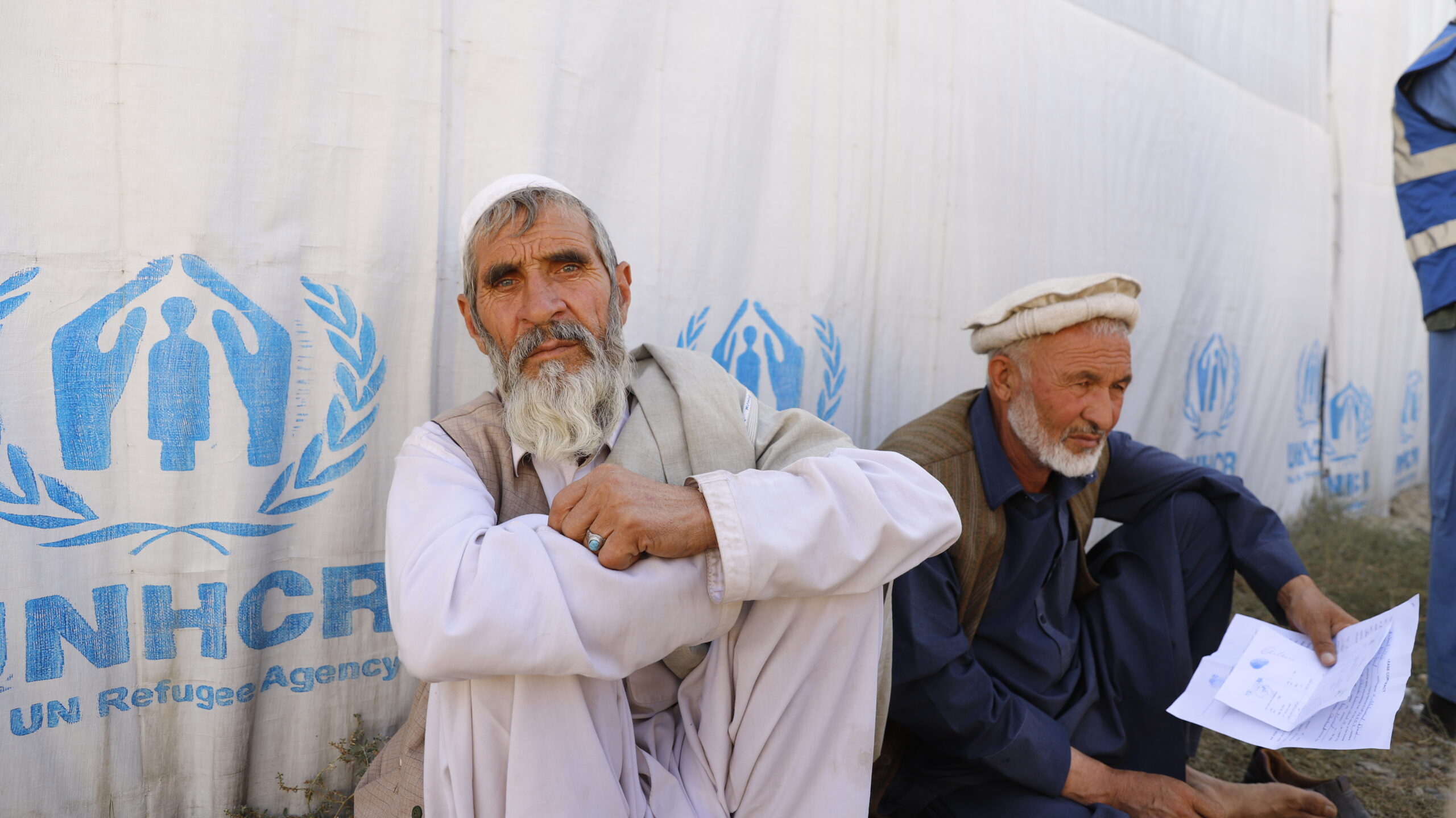 Zerwali, 65, (links) is grootvader en hoofd van een gezin van 26 personen. Ze leven in de open lucht in de wijk Chahar Asyab, Kabul. © UNHCR/Tony Aseh