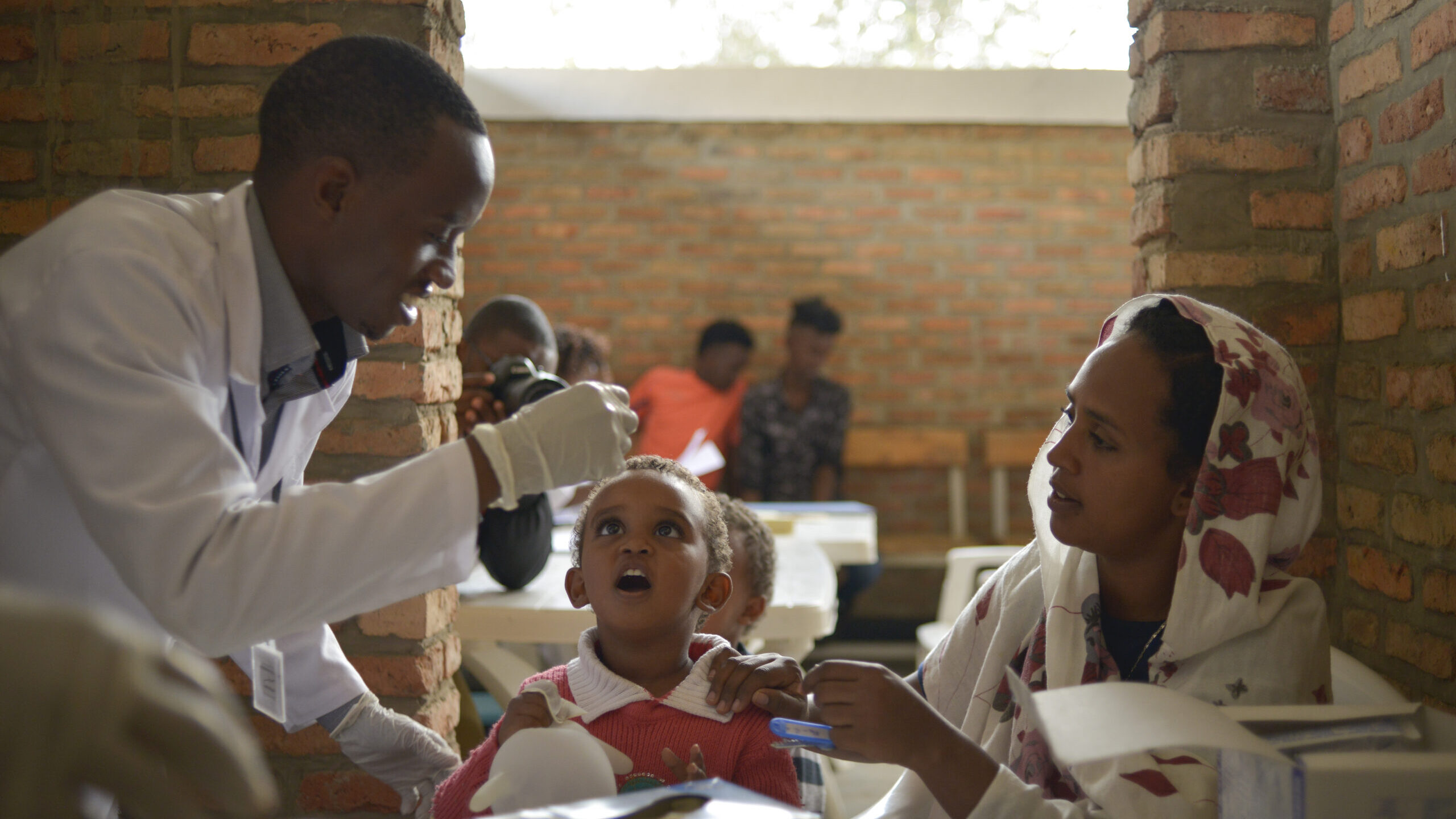 Een jong kind krijgt een poliovaccin toegediend tijdens zijn medische screening in het Gashora Emergency Transit Center in Rwanda. © UNHCR/Tobin Jones