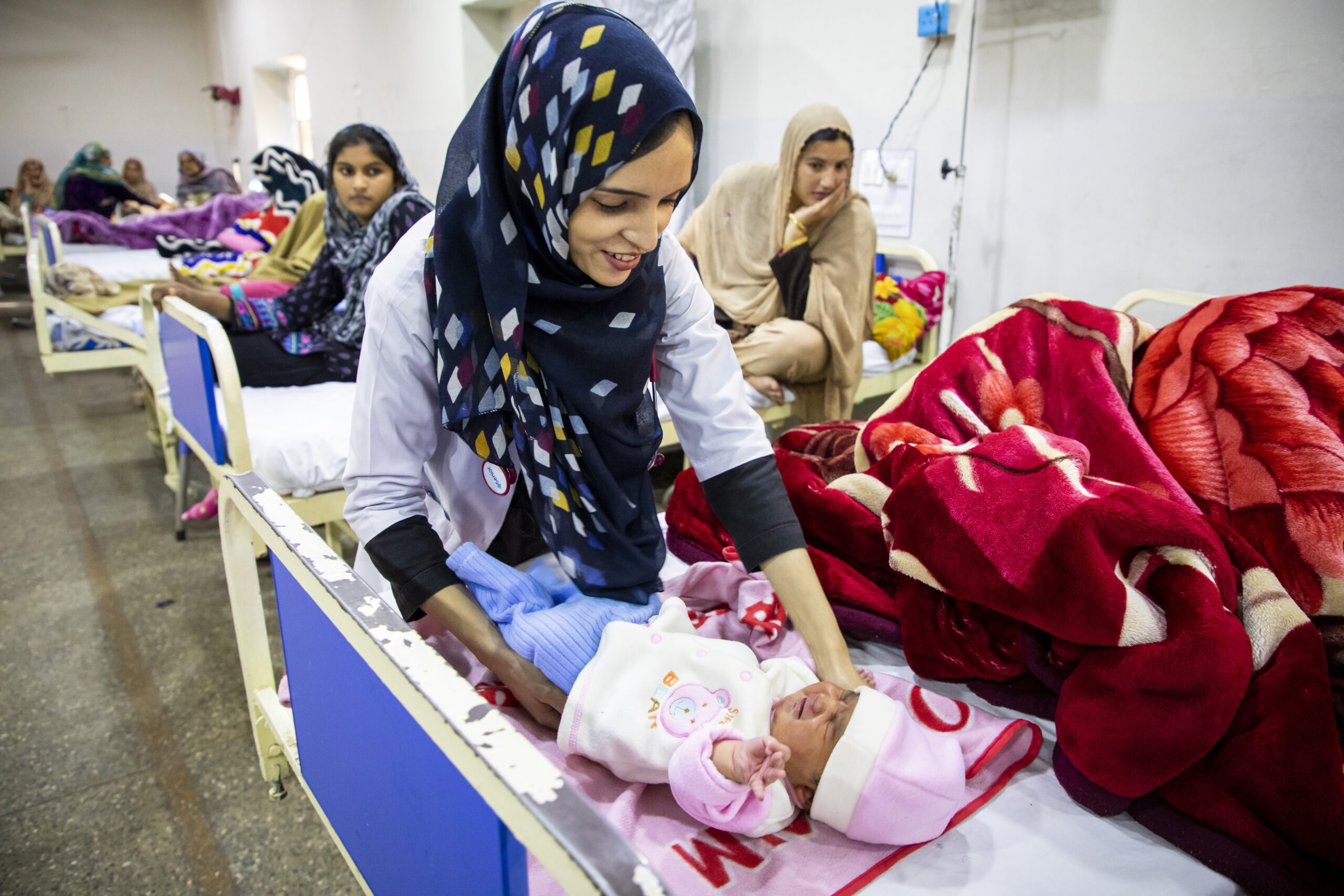 Saleema s’occupe de femmes et de leurs nouveau-nés dans le service postnatal de l’hôpital Holy Family de Rawalpindi, au Pakistan. © HCR/Roger Arnold