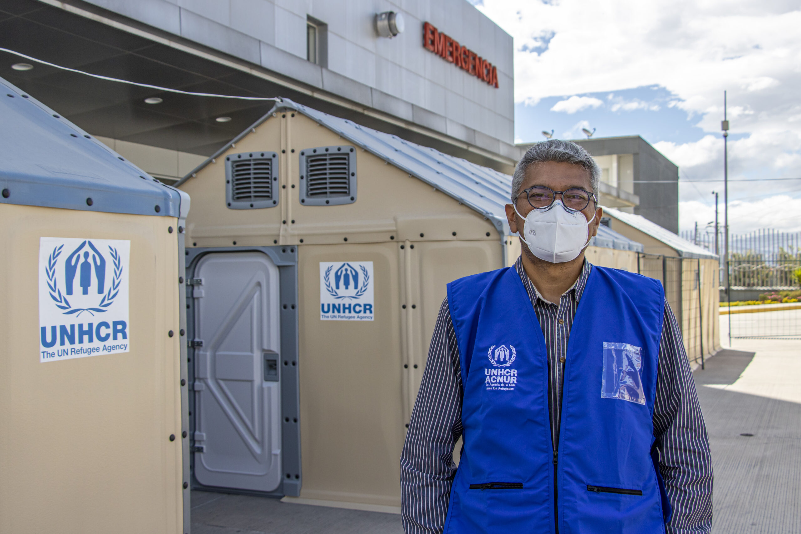 César Chérrez, Senior Community-Based Protection Associate, op bezoek in het Calderón Ziekenhuis in Quito, waar UNHCR begin augustus negen Refugee Housing Units (RHU) installeerde om te reageren op de gezondheidscrisis van Covid-19. © UNHCR/Jaime Giménez