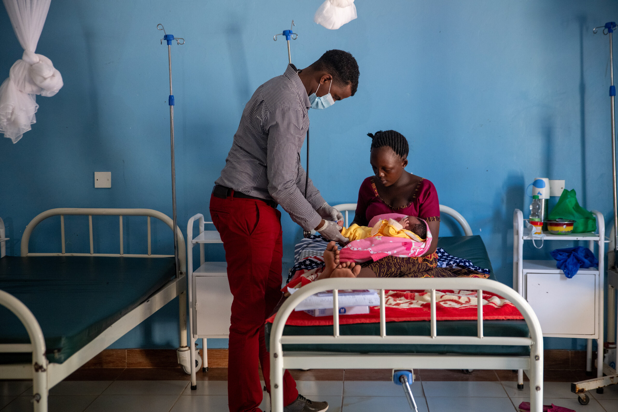 Een gezondheidswerker in Kenia behandelt de 23-jarige Ishimagizwe Eliana uit Burundi nadat ze een prachtig meisje ter wereld heeft gebracht. © UNHCR/ Samuel Otieno
