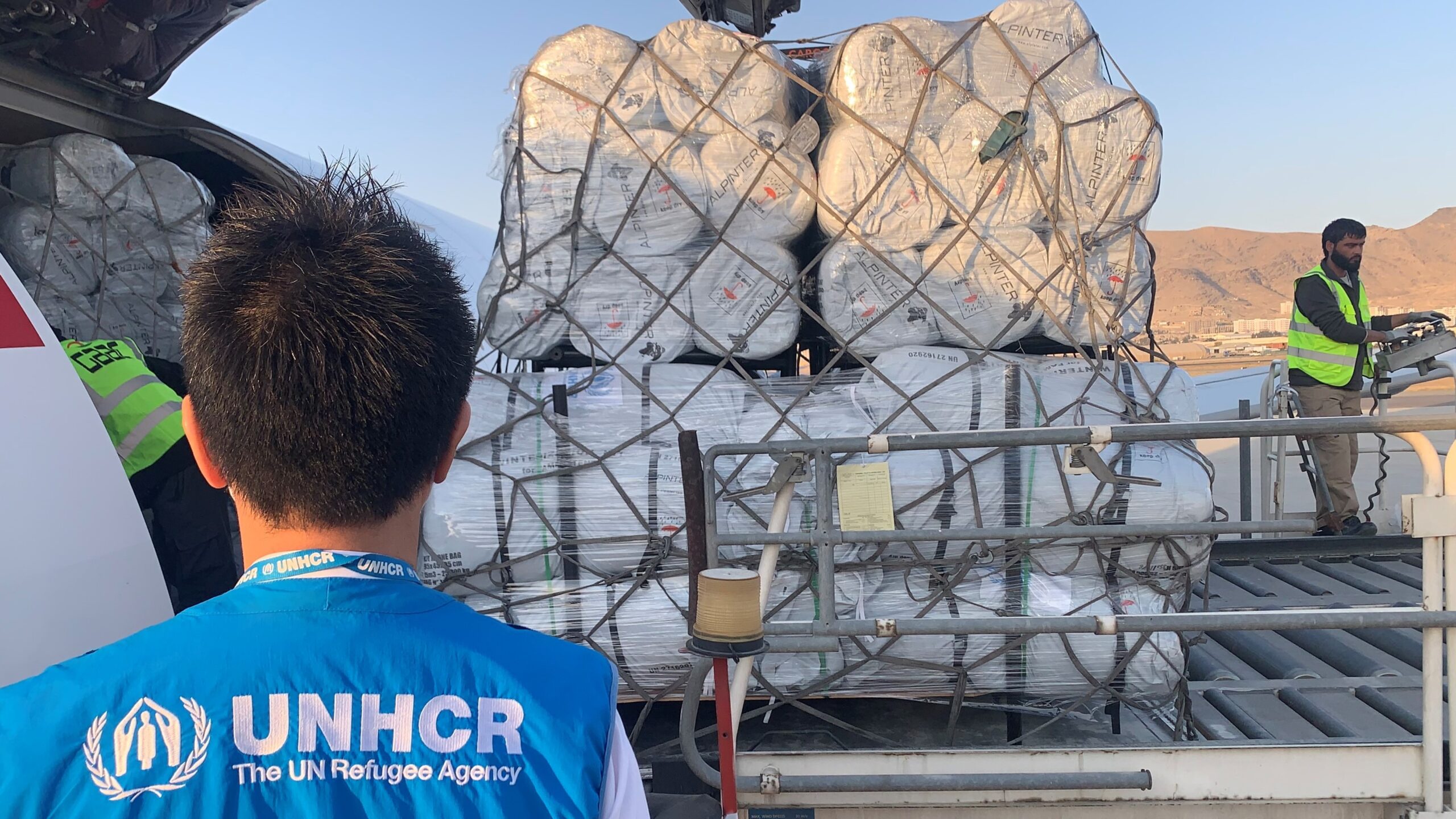 Un avion affrété par le HCR décharge 33 tonnes d’aide humanitaire pour les déplacés afghans à Kaboul. © UNHCR/Babar Baloch