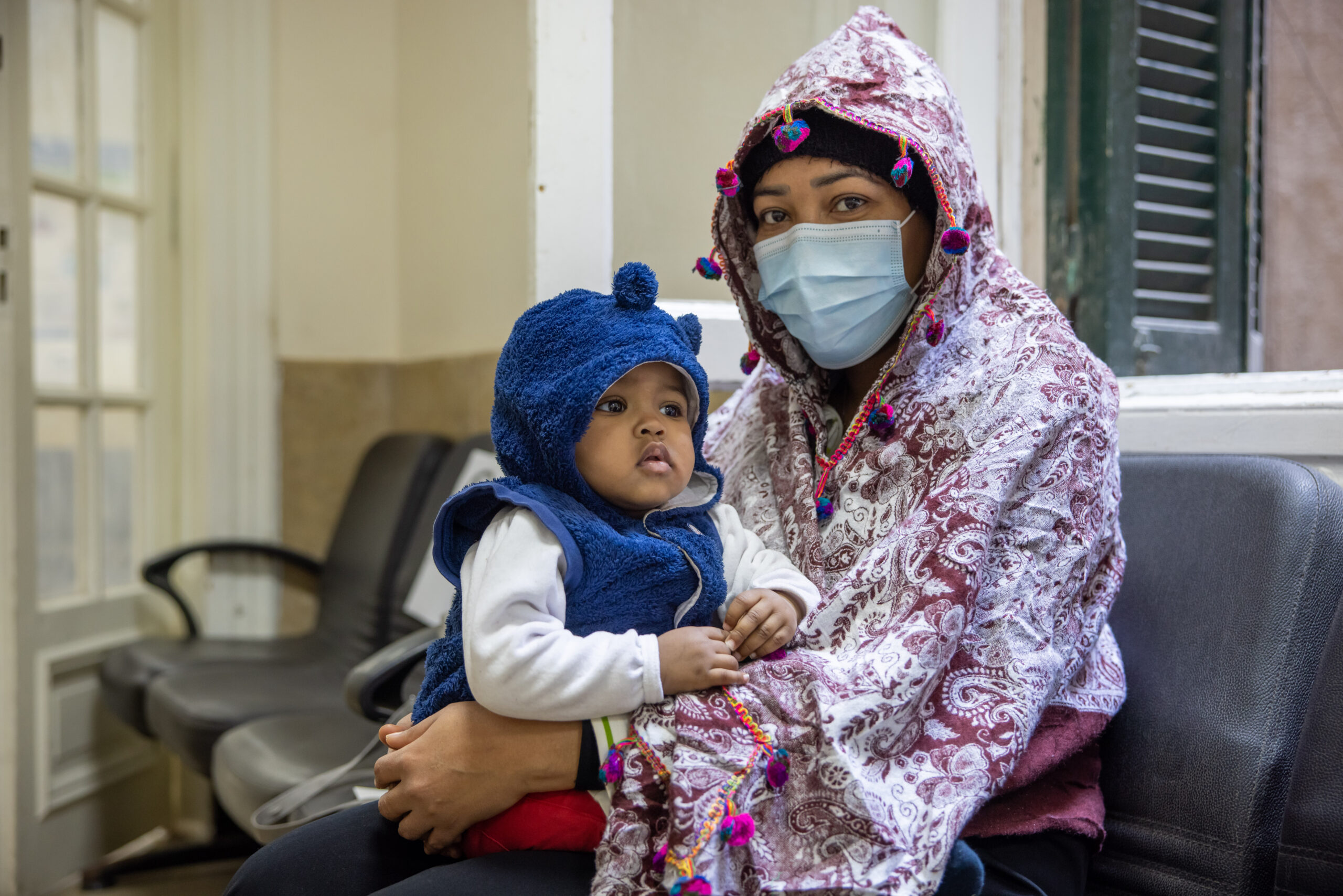 Mona et sa fille ont fui le Soudan et ont trouvé refuge en Égypte. Grâce au soutien du HCR et de l'Union européenne, cette mère soudanaise et son enfant en bas âge ont accès à des soins de santé en Égypte. HCR/Pedro Costa Gomes