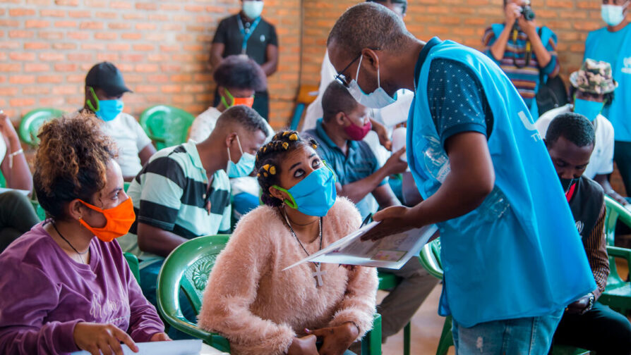 In 2021 ging de vaccinatie van vluchtelingen van start! Vluchtelingen en asielzoekers kregen hun eerste dosis Covid-19-vaccin in een noodcentrum in Gashora, Rwanda. De 211 mannen, vrouwen en 18-plussers die uit Libië waren geëvacueerd, behoorden tot de eerste gevaccineerde vluchtelingen in Rwanda. © Plaisir Muzogeye