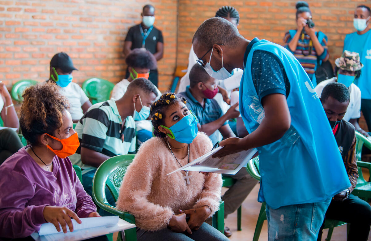 En 2021, le processus de vaccination des réfugiés a pu commencer ! Des réfugiés et des demandeurs d'asile ont reçu leur première dose de vaccin contre le Covid-19 dans un centre d'urgence à Gashora, au Rwanda. Les 211 hommes, femmes et personnes de plus de 18 ans évacués de Libye ont été parmi les premiers réfugiés à être vacciné au Rwanda. © Plaisir Muzogeye