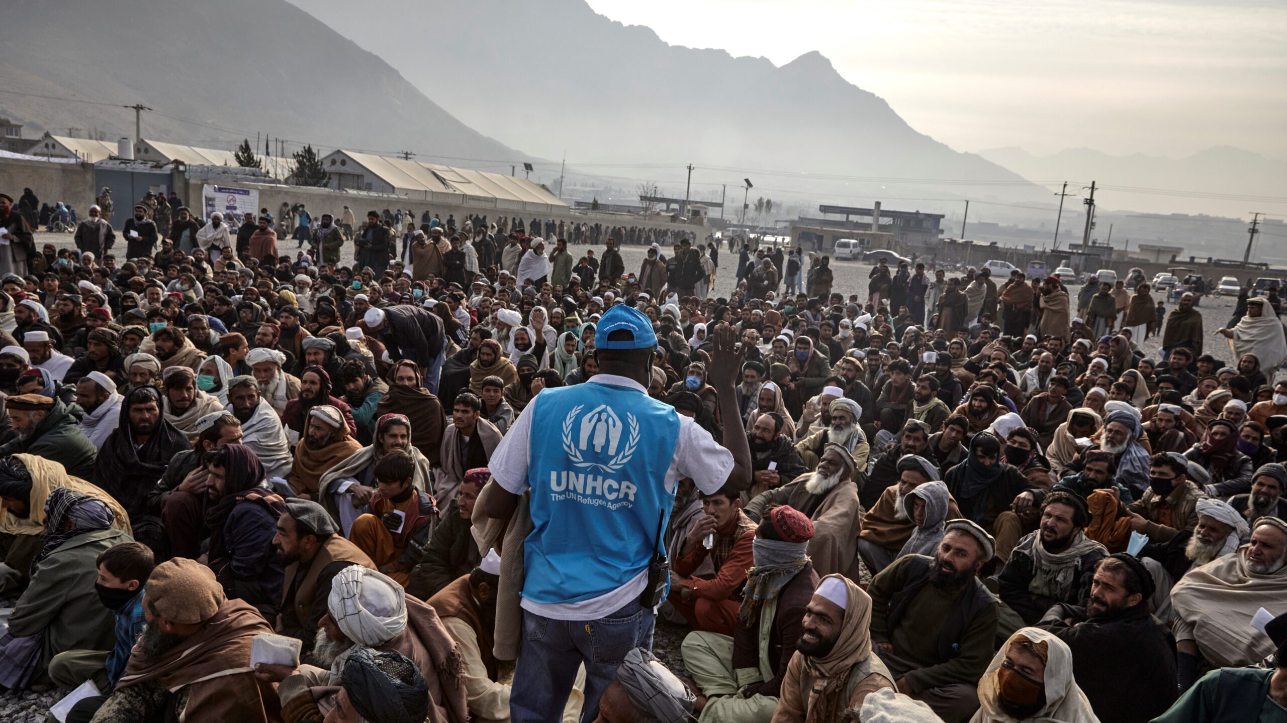 Un membre du personnel du HCR fournit une aide en espèces à des familles contraintes de fuir à Kaboul, en Afghanistan, pour leur permettre d'acheter ce dont elles ont le plus besoin pendant l'hiver, que ce soit des couvertures, du carburant, de la nourriture, etc. Le HCR et ses partenaires ont déjà fourni une assistance en espèces à quelque 1000 familles déplacées dans la capitale afghane cet hiver. © UNHCR/Andrew McConnell 