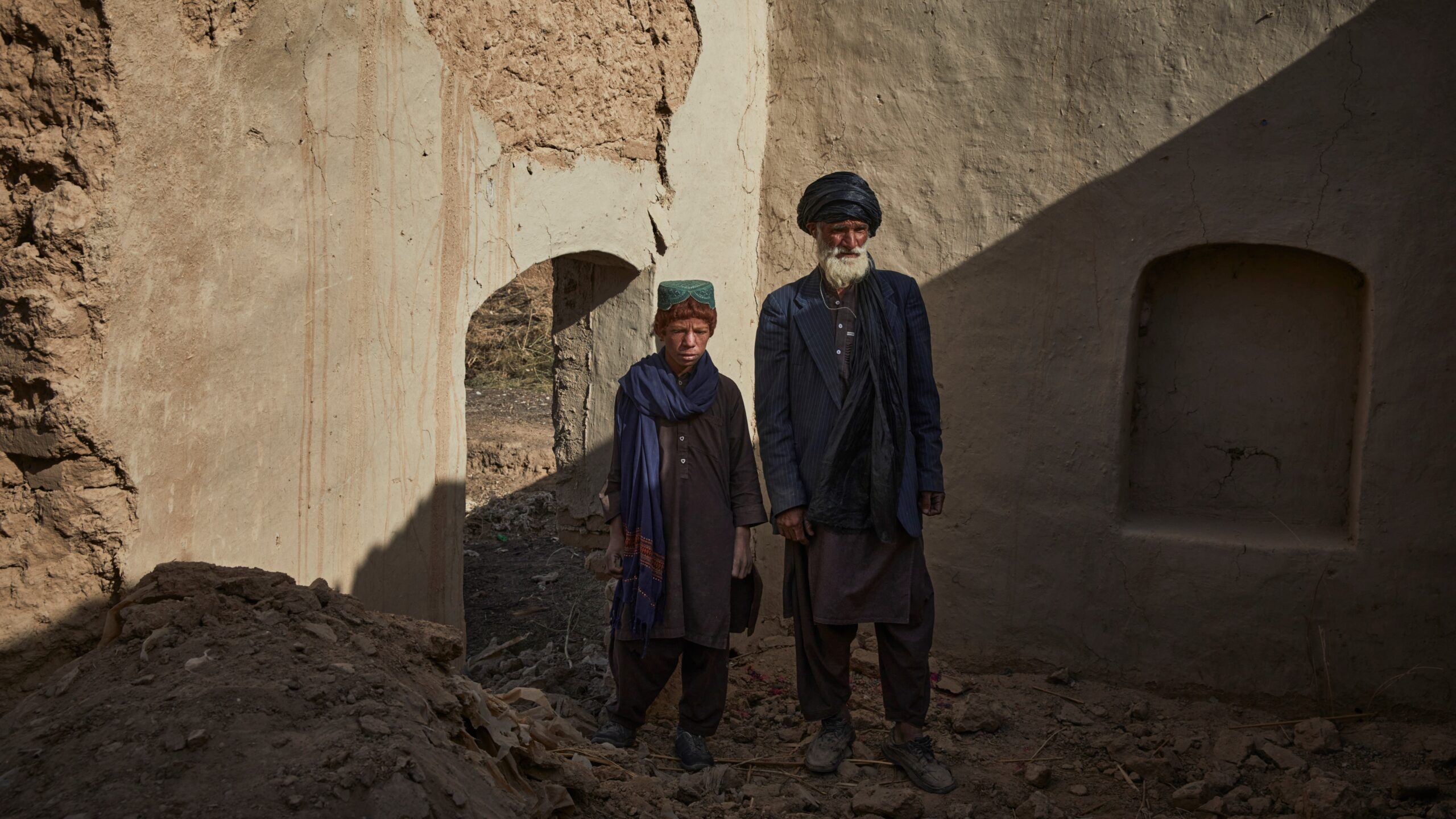 Sayed Mohammad et son fils dans leur maison endommagée à Marja. ©HCR/Andrew McConnell