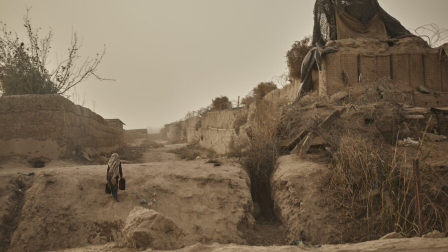 Het dorre landschap van Helmand waar de gevolgen van een ernstige droogte overal zichtbaar zijn. © UNHCR/Andrew McConnell