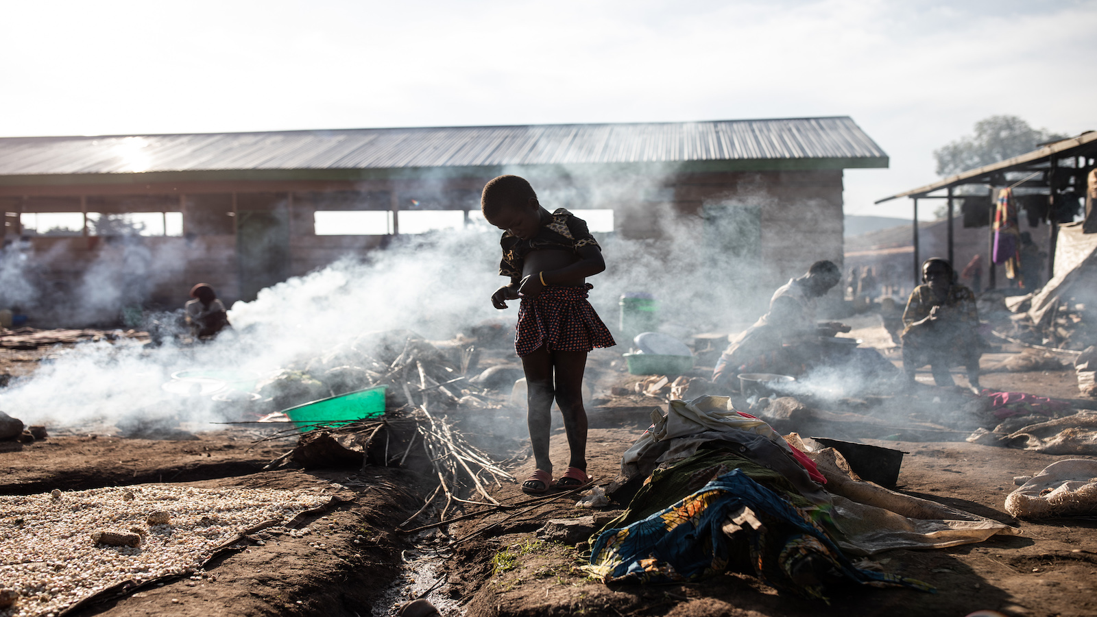 Des familles congolaises ont trouvé abri dans l’enceinte d’une église utilisée en tant que site temporaire de déplacés internes à Drodro, Ituri. © HCR/John Wessels