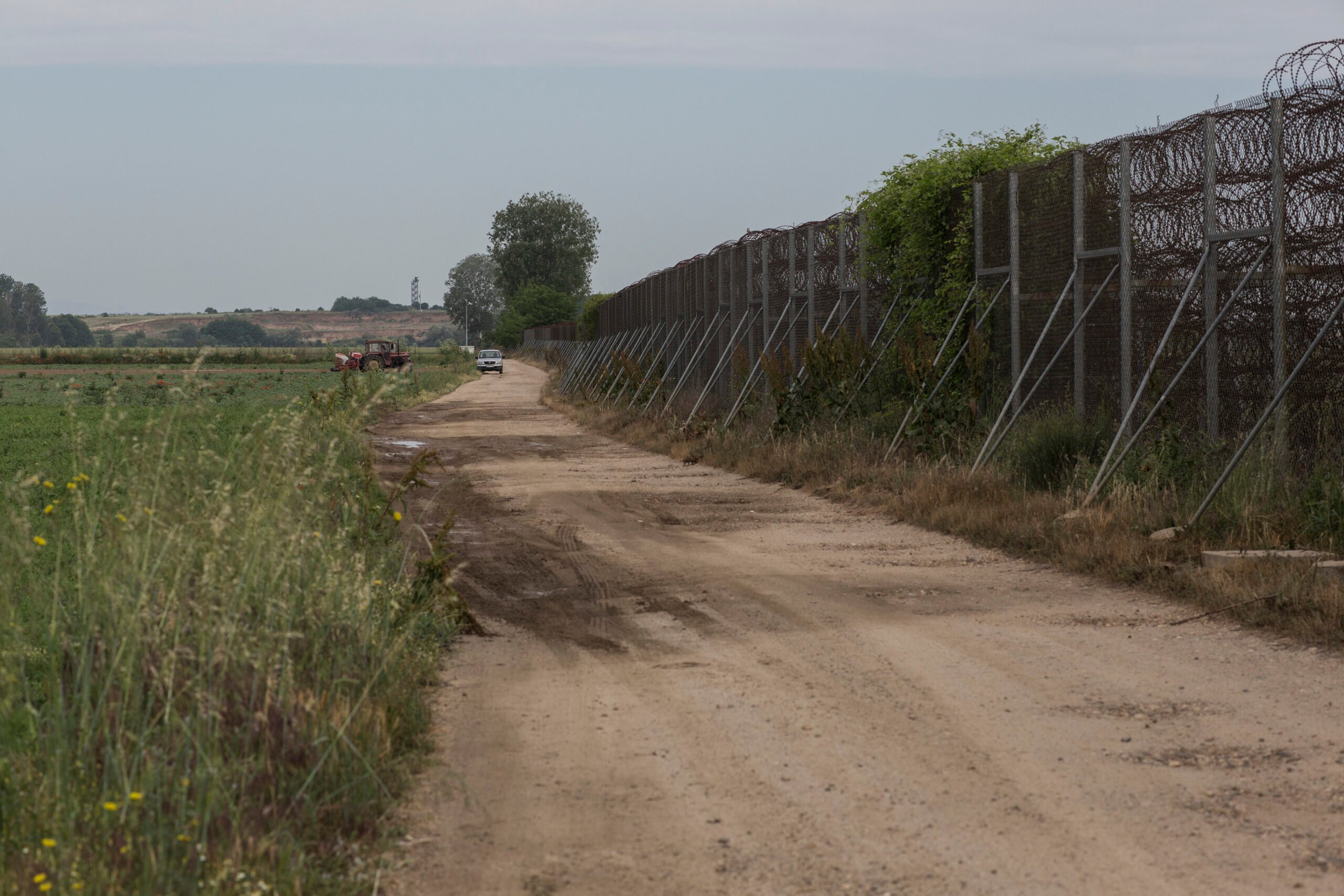 Een hek van prikkeldraad markeert de landsgrens tussen Griekenland en Turkije. © UNHCR/Socrates Baltagiannis