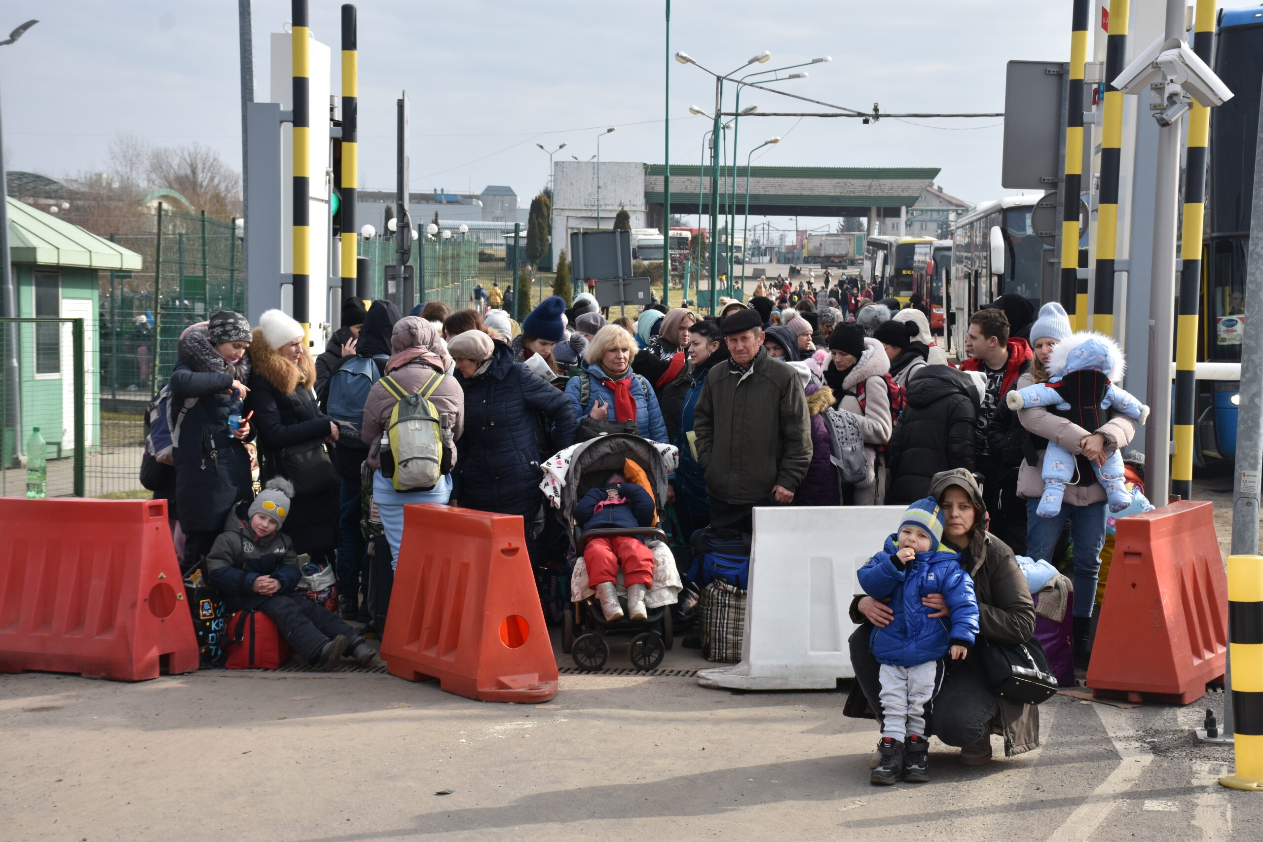 Des réfugiés entrant en Pologne depuis l’Ukraine au point de passage frontalier de Medyka. © HCR/Chris Melzer