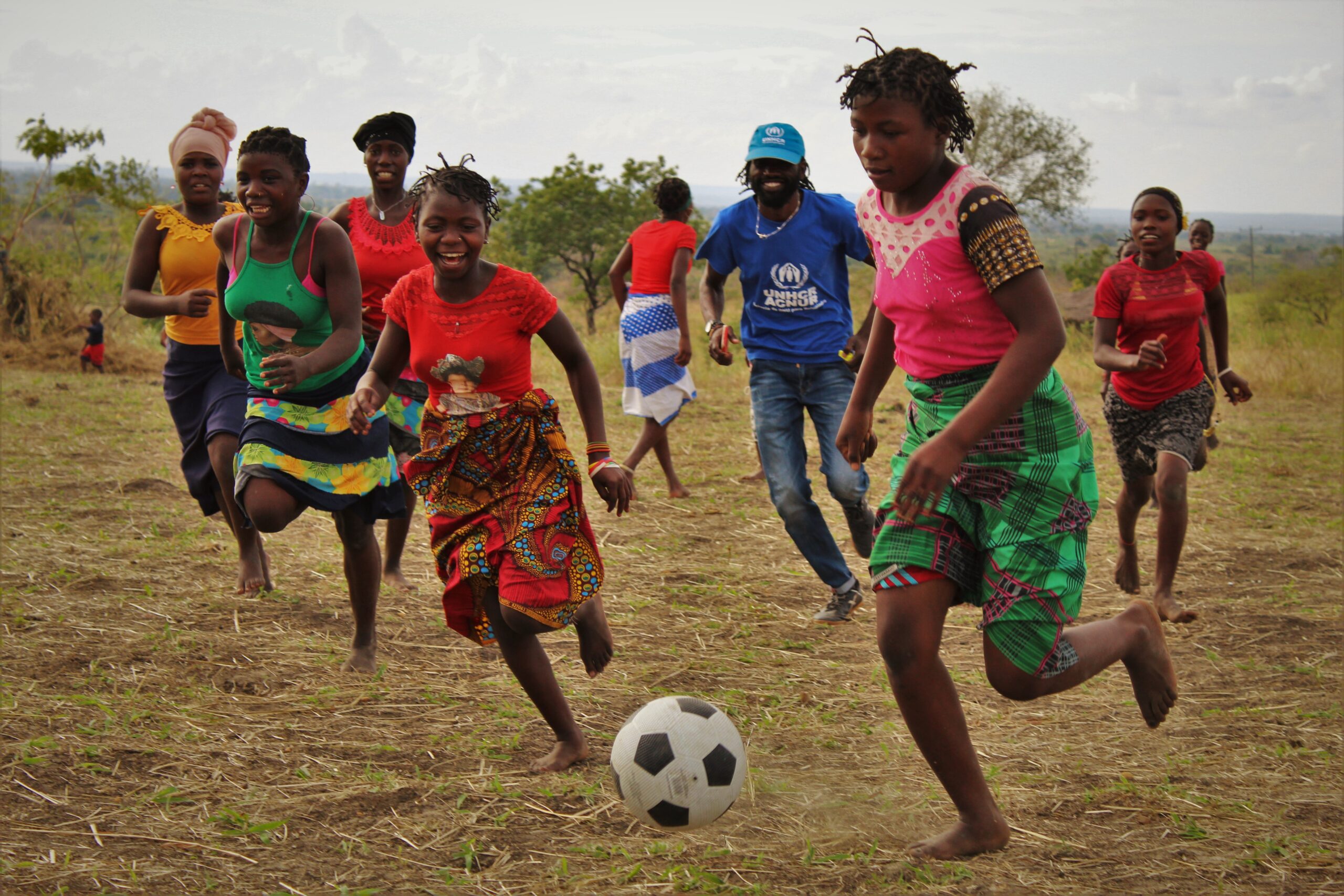 UNHCR organiseerde een voetbalwedstrijd voor ontheemde meisjes en meisjes uit de gastgemeenschap in Metuge, Cabo Delgado, Noord-Mozambique.  © UNHCR/Martim Gray Pereira