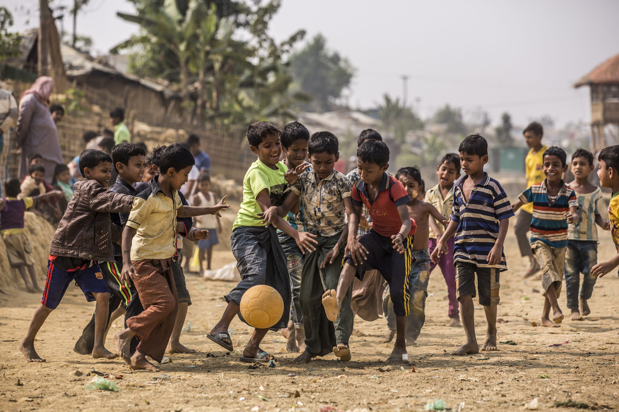 Des enfants jouent au football dans le camp de réfugiés de Kutupalong, Cox’s Bazar, Bangladesh. © HCR/Vincent Tremeau